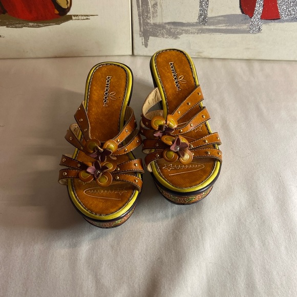 BAMBOO Shoes - EUC Bamboo 54 wedge Sandals leather floral straps